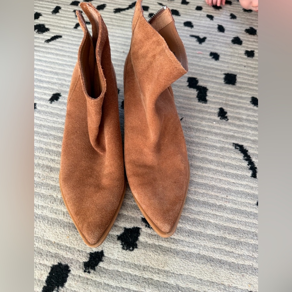 Dolce Vita Women's Size 9.5 Pointed Toe Brown Suede Ankle Boots